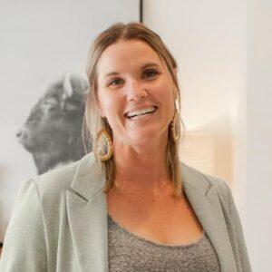 Leslie Davis Bio, Height, Unsellable Houses, Net Worth, Salary